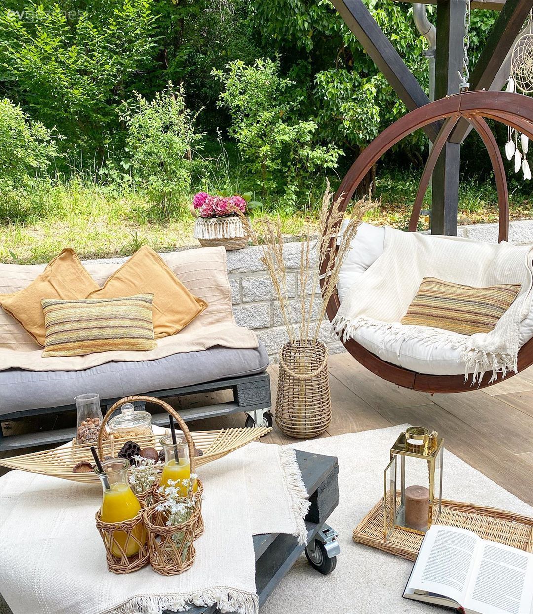 Bahçe, Bahçe oturma grubu, Gri, Salıncak, Palet, Kırlent, Ev tekstili, Beyaz, Kahverengi, Hasır, Mum