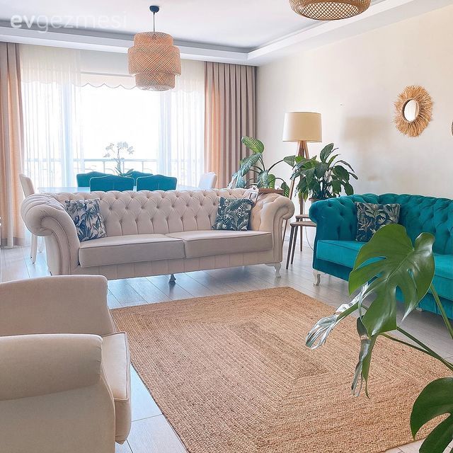 Salon, Bohem Dekorasyon, Beyaz, Mavi, Hasır, Koltuk takımı, Modern chesterfield, Jüt halı, Halı, Kahverengi duvar rengi, Ev bitkisi, Duvar dekorasyonu, Hasır avize, Berjer, Fon perde, Perde, Tül perde, Sandalye, Yemek masası, Lambader, Aydınlatma