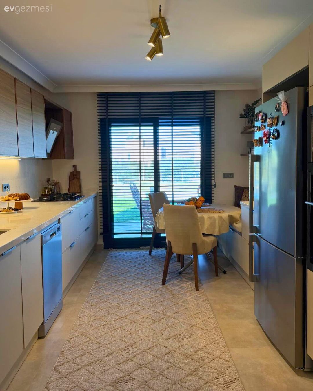 Mutfak, Koridor tipi mutfak, Beyaz, Ahşap Mobilya, Bej, Krem, Mutfak tezgahı, Mutfak tezgah arası, Ankastre, Jaluzi, Mutfak perdesi, Mutfak halısı, Mutfak sandalyesi, Mutfak masası, Mutfak Avize Modelleri