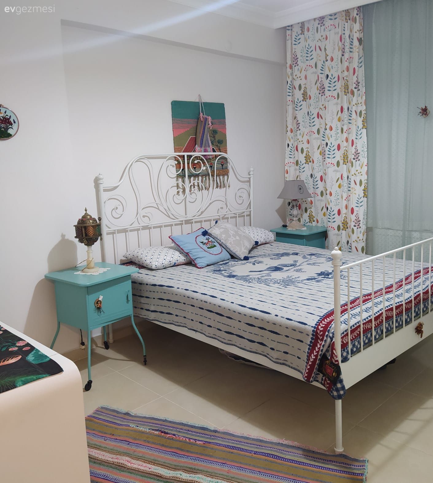 Yatak Odası, Beyaz, Mavi, Desenler, Tablo, Duvar dekorasyonu, Komodin, Abajur, Aydınlatma, Yatak başlığı, Yatak örtüsü, Fon perde, Perde, Tül perde