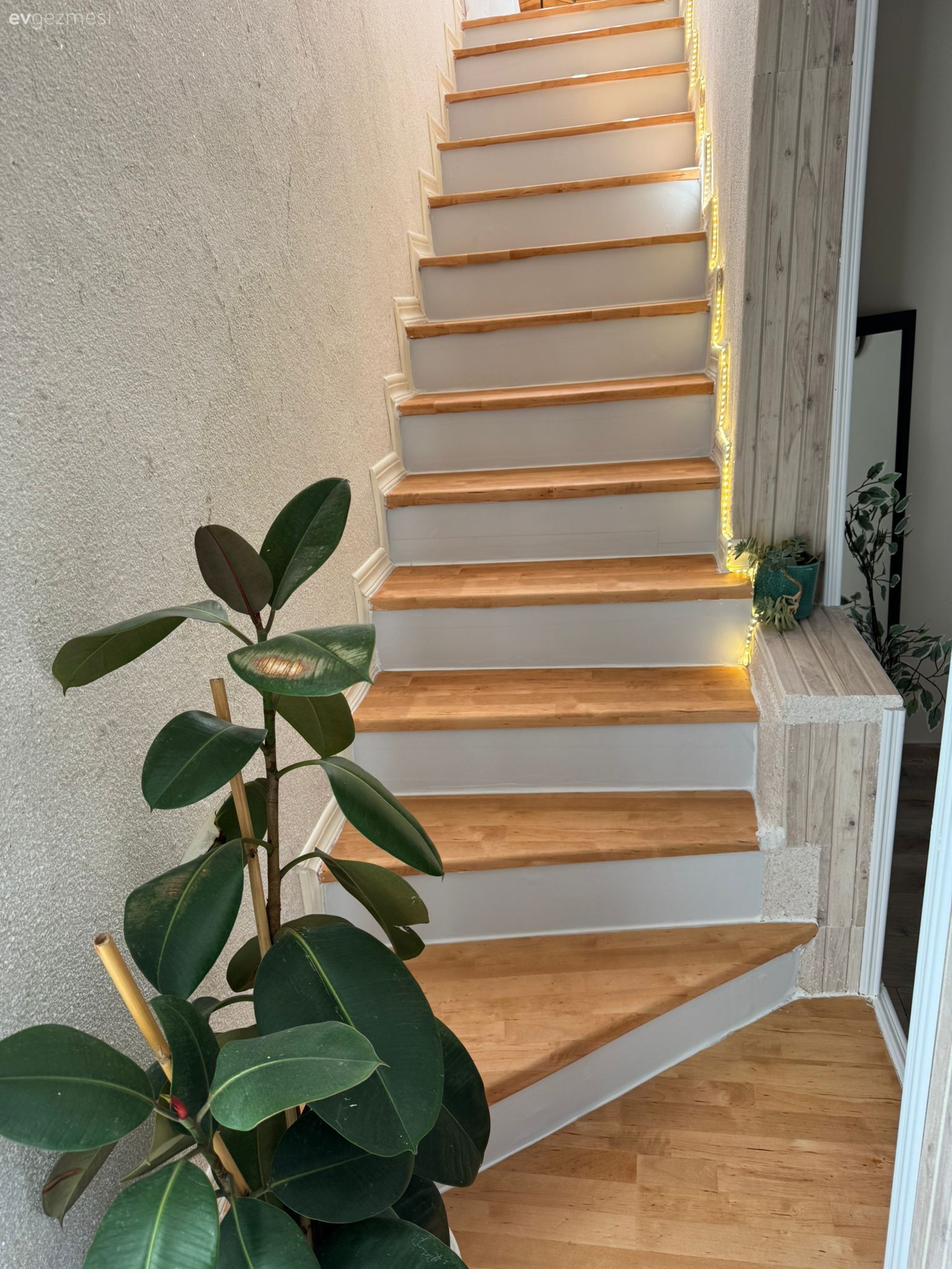 Dışarıdaki Merdivenleri İçeri Alınan Bu Köy Evi Artık Dubleks