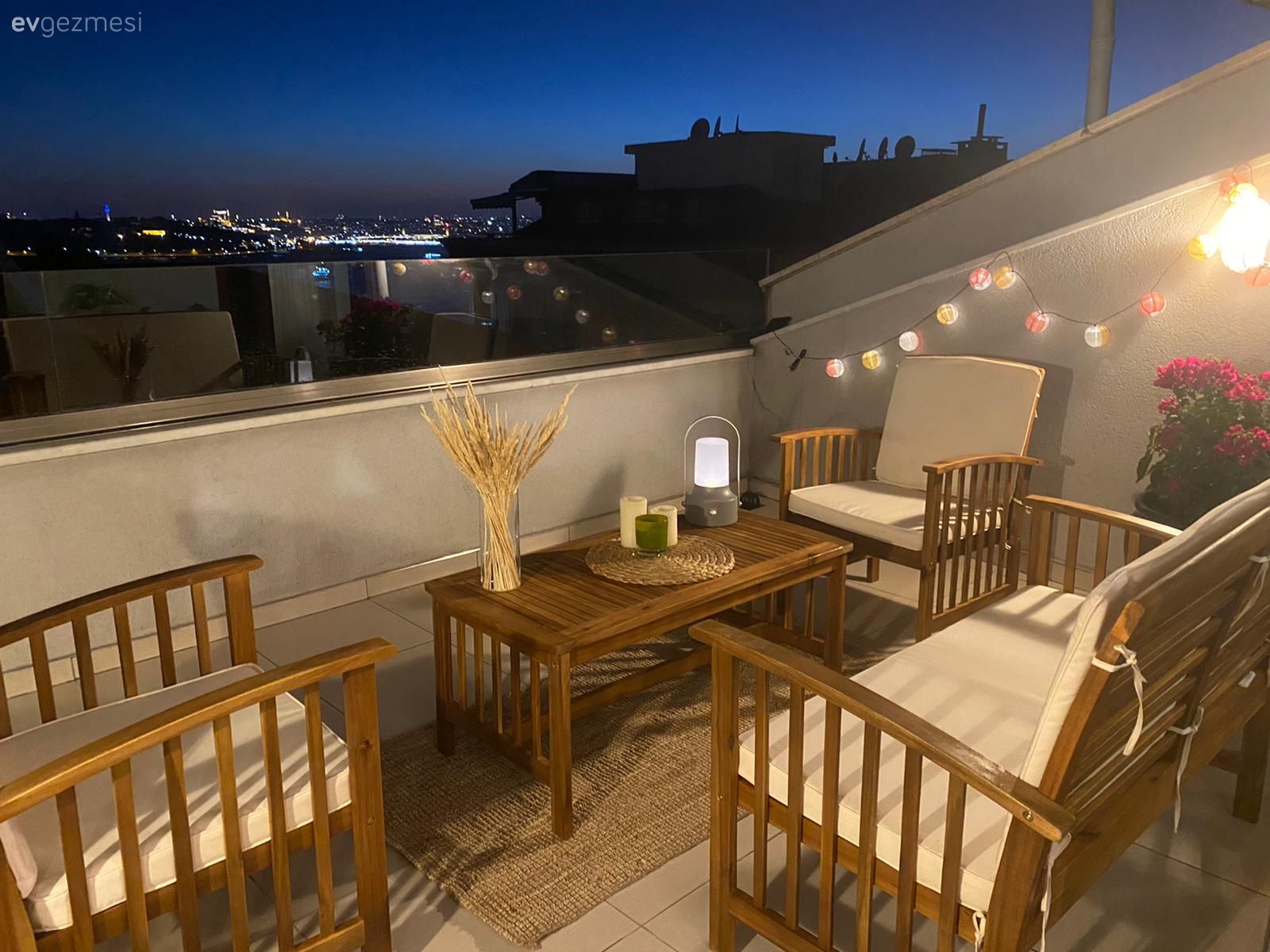 Teras, Ahşap Mobilya, Balkon oturma grubu, Balkon, Balkon masası, Çiçekler, Beyaz, Kahverengi