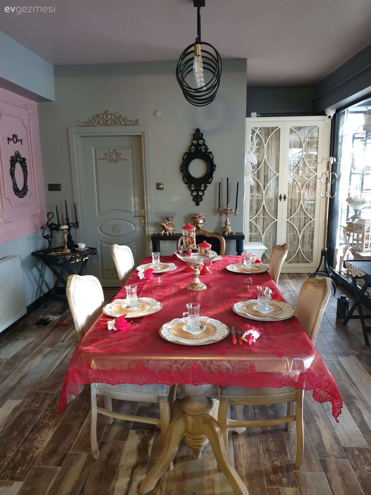 Kendin Yap, Duvar çıtalama, Pembe, Gri, Siyah, Beyaz, Altın, Varaklı Mobilya, Yemek masası, Sandalye, Duvar dekorasyonu, Kapı boyama, Kırmızı, Avize, Aydınlatma, Yemek odası avizesi