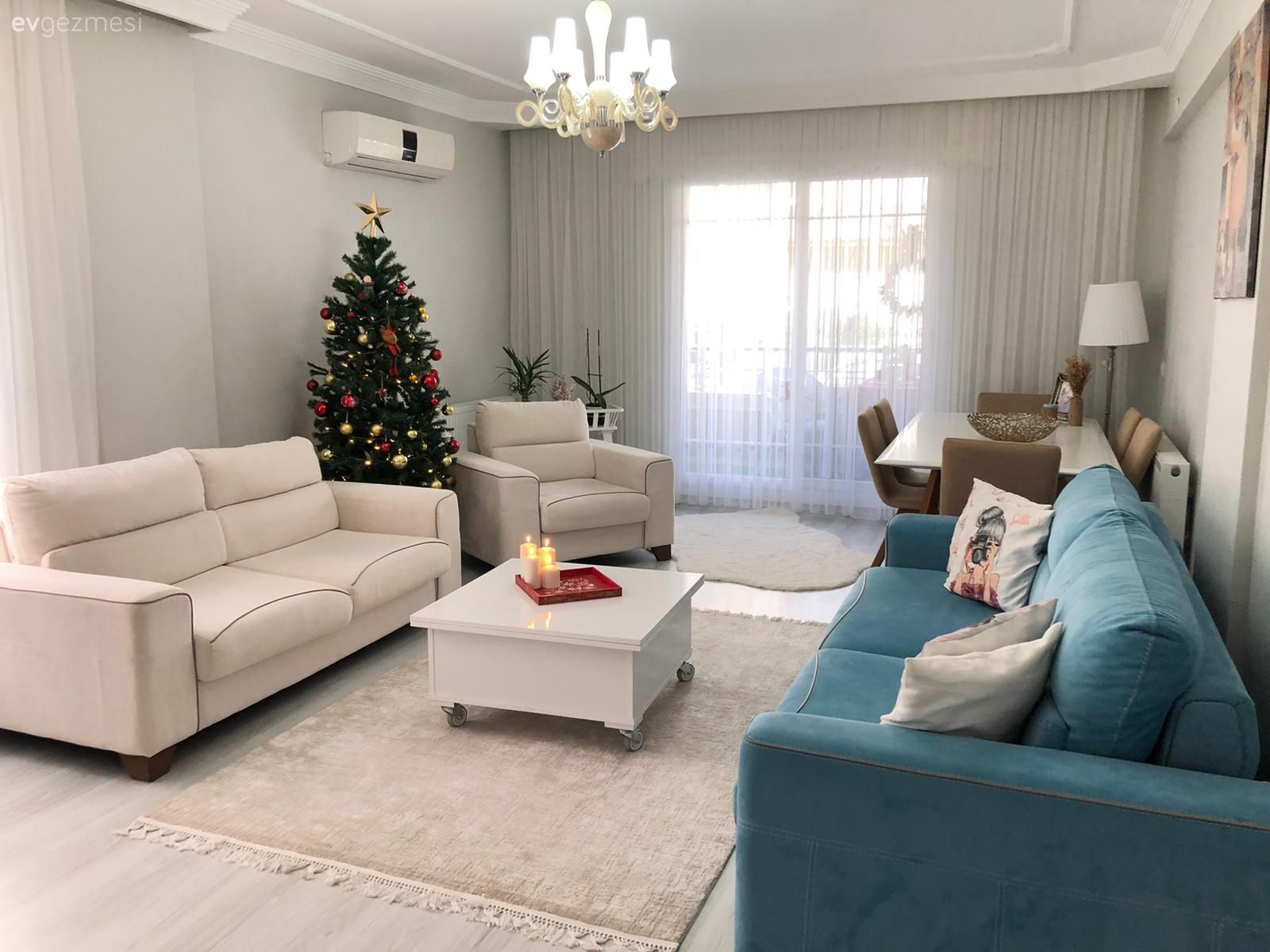 Salon, Beyaz koltuk, Beyaz, Mavi, Koltuk takımı, Orta sehpa, Sehpa, Halı, Salon halısı, Avize, Aydınlatma, Çam ağacı, Berjer