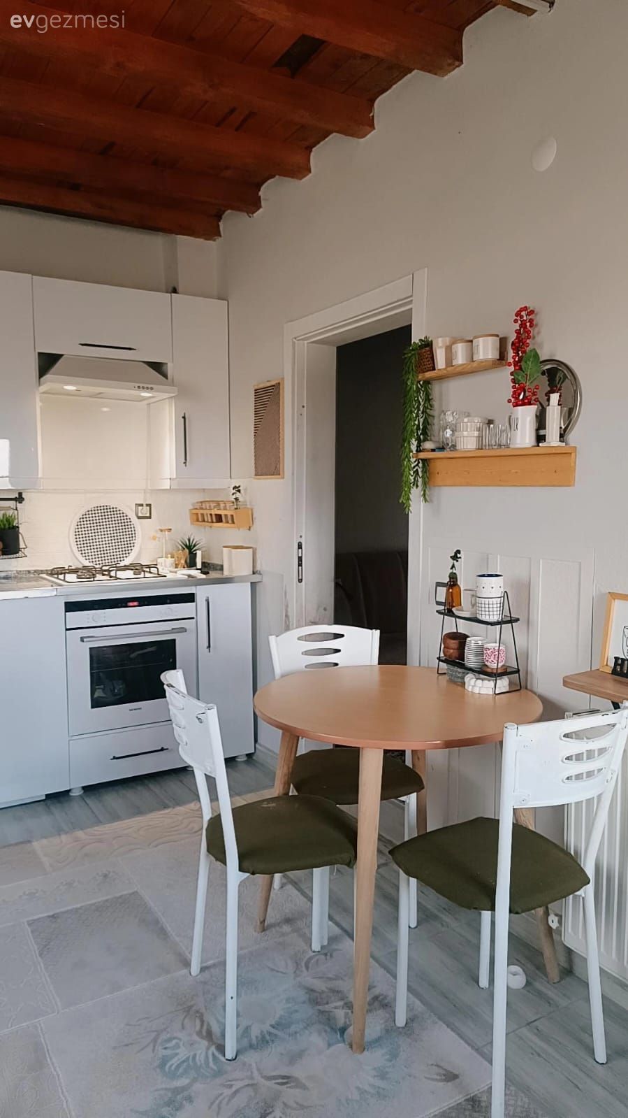 Mutfak, Köy evi, Beyaz, Yeşil, Tavan dekorasyon, Mutfak tezgahı, Mutfak tezgah arası, Sandalye, Mutfak sandalyesi, Mutfak masası, Mutfak rafı, Ankastre