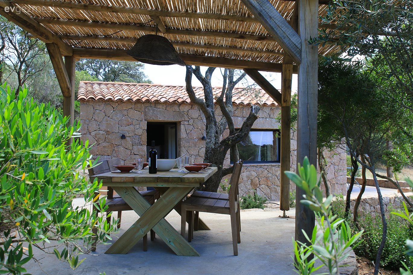 İki Kişiye Lüks Hayat Sunabilecek Bir Taş Ev