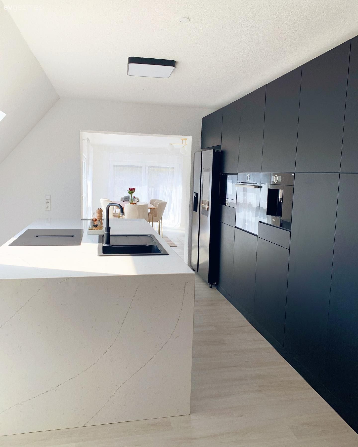 Beyazları Kuşanmış Bu Evde Altın Vurgularla Hareket Sağlanmış