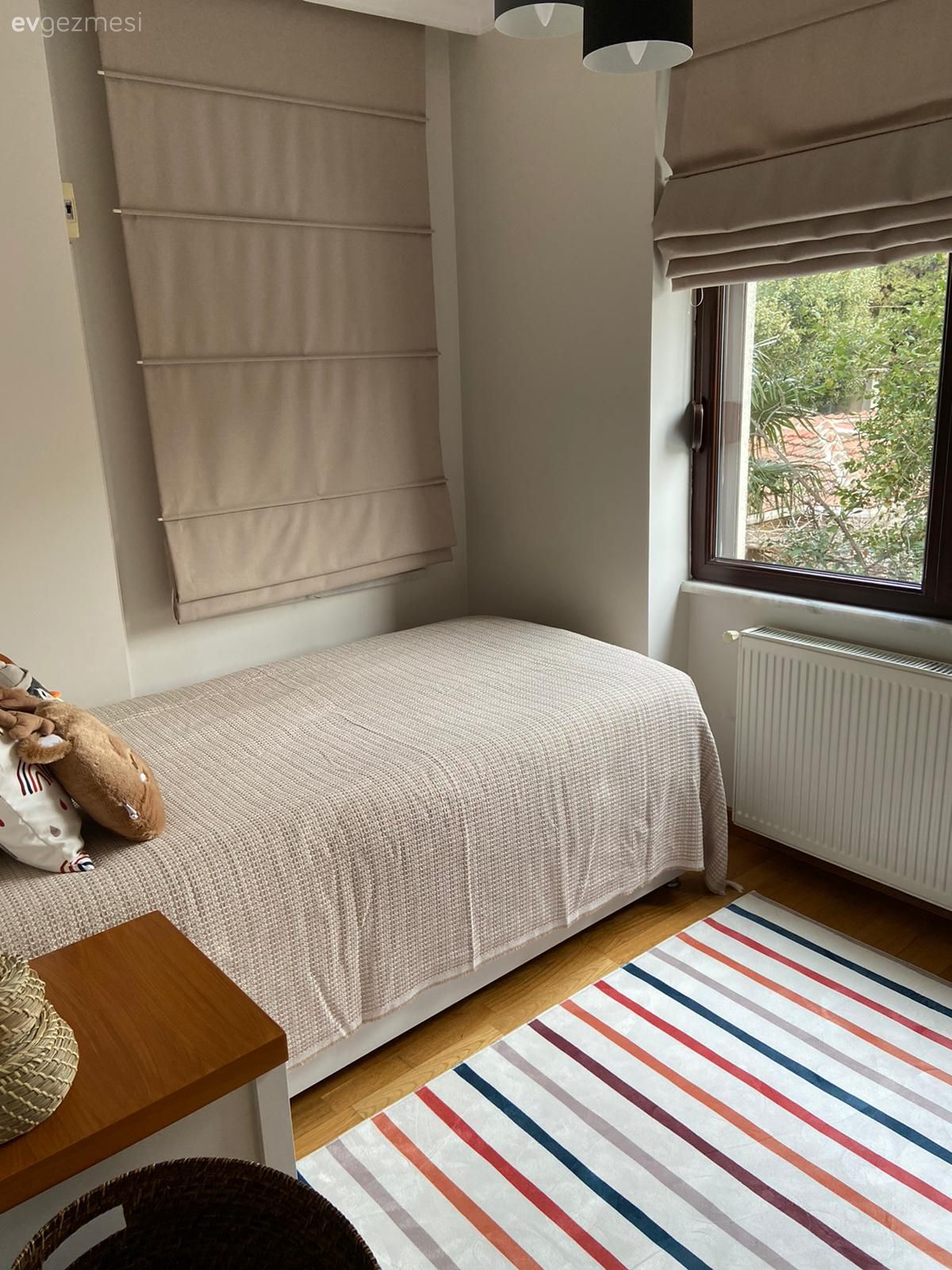 Çocuk Odası, Beyaz, Krem, Bej, Komodin, Avize, Aydınlatma, Katlamalı perde, Perde, Halı