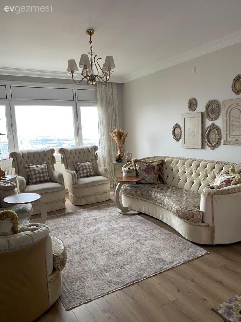 Salon, Klasik, Vizon, Bej, Krem, Koltuk takımı, Berjer, Kapitoneli koltuk, Duvar dekorasyonu, Yan sehpa, Sehpa, Halı, Salon halısı, Dekoratif Objeler, Tül perde, Perde, Kırlent, Ev tekstili