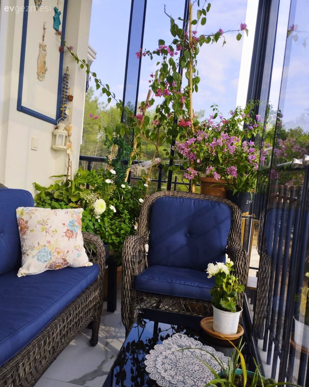 Balkon, Mavi, Lacivert, Kahverengi, Balkon oturma grubu, Kapalı balkon, Balkon çiçekleri, Balkon masası, Kırlent, Ev tekstili