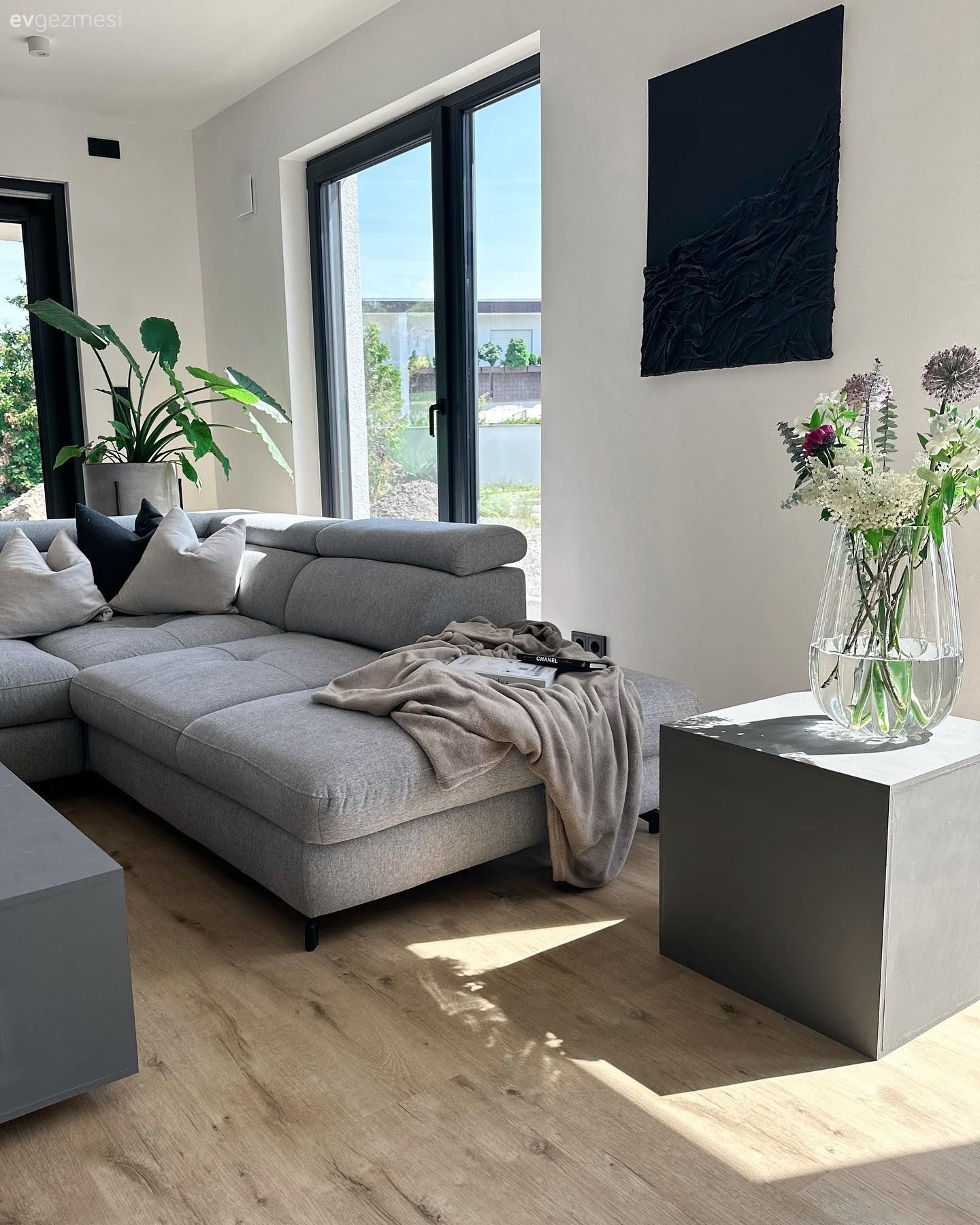 Bu Yüksek Tavanlı Evde Modern Stil Oldukça Belirgin!