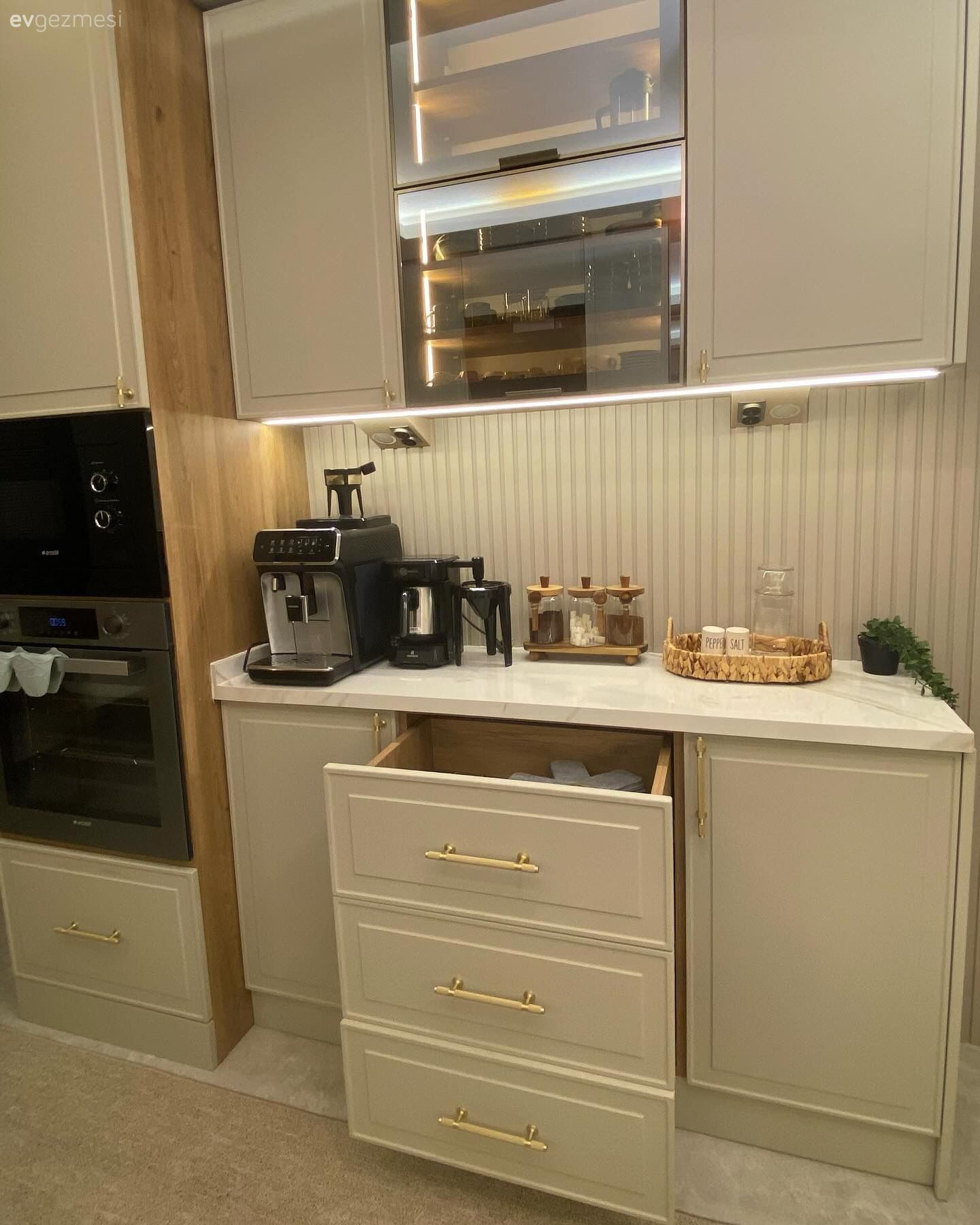 Modern Tarzlı Bu Mutfakta Kahve Köşesi Samimiyet Kaynağı