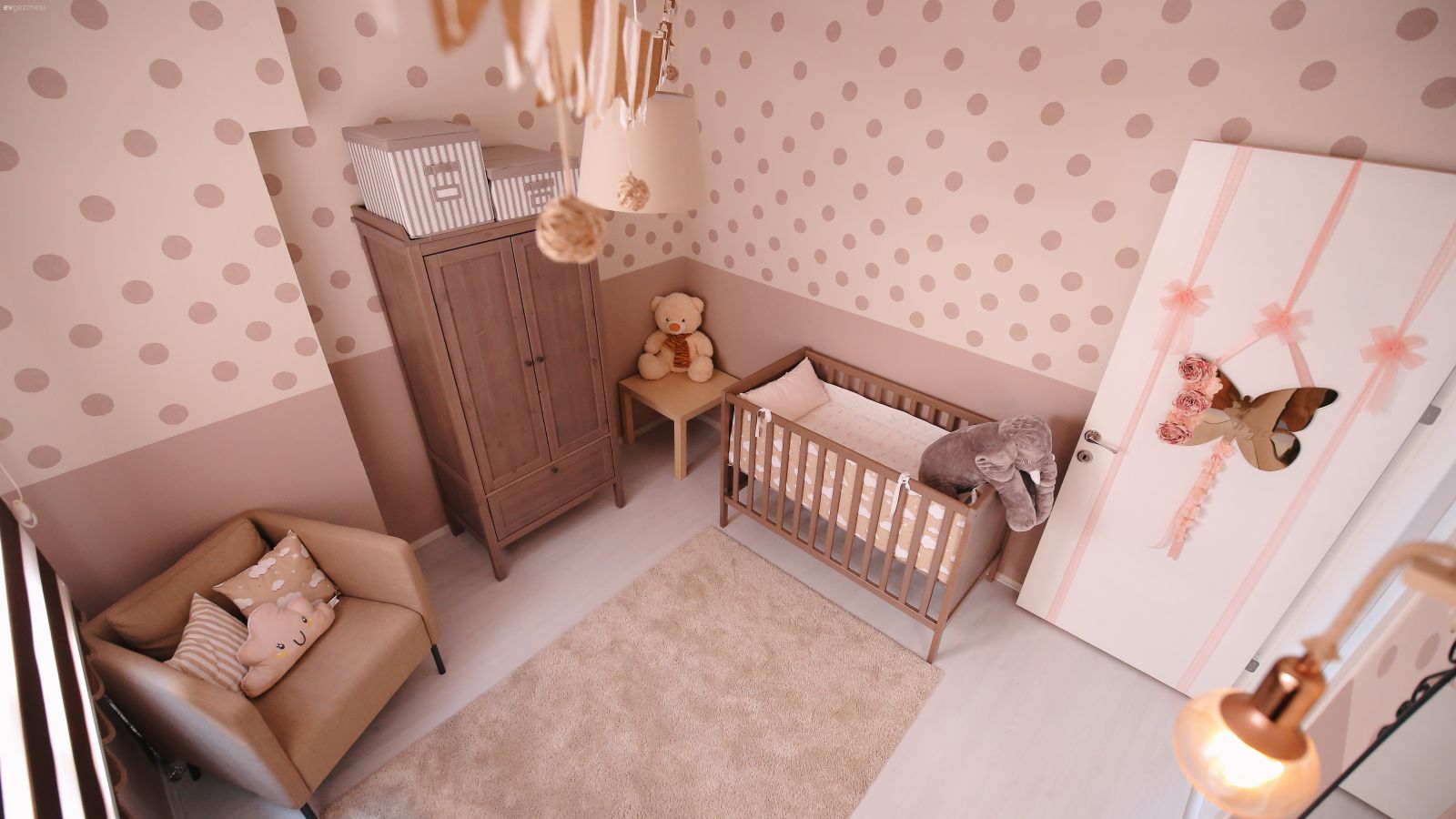 Her Tarafı Işık Alan Bu Ev Güzel Fotoğraflar İçin Uygun Bir Arka Fon