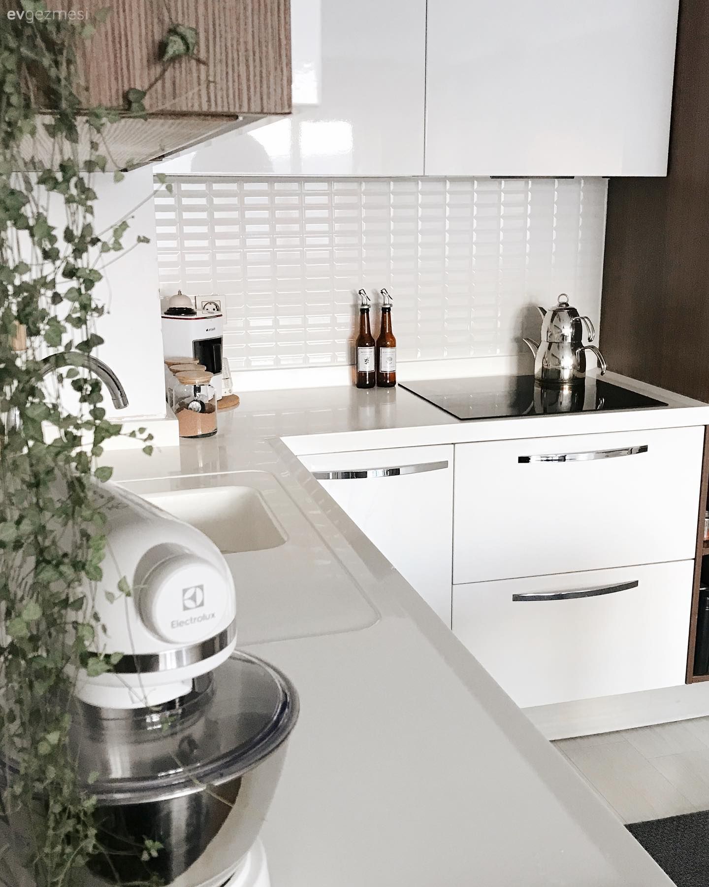 Mutfak, Beyaz, Mutfak tezgahı, Mutfak tezgah arası, Elektrikli Ocak, Cam Ankastre, Mutfak aksesuarları