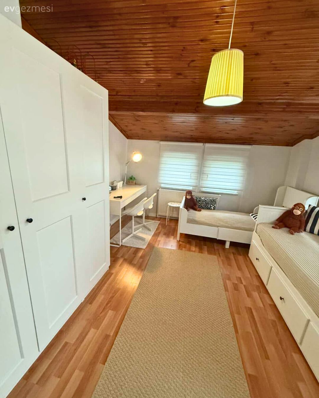 Çocuk Odası, Beyaz, Tavan dekorasyon, Ahşap ev, Parke, Çalışma masası, Gardrop, Halı, Çocuk odası halısı, Avize, Aydınlatma