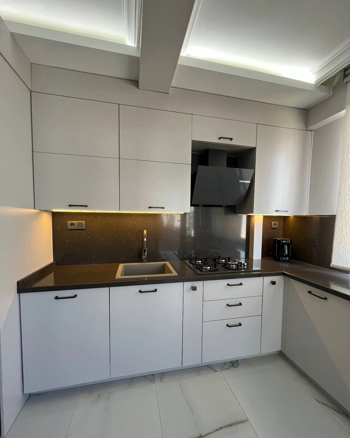 Asimetrik Dolaplar Bu Mutfağın Her Köşesine İşlevsellik Katmış