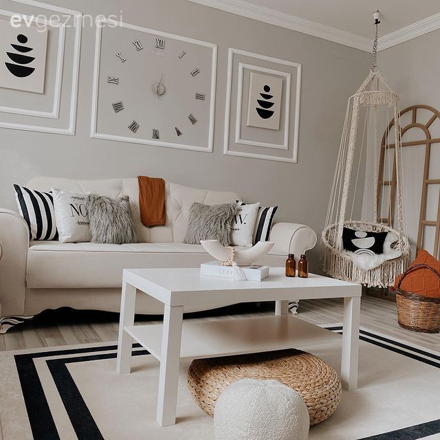 Orta sehpa, Salon, Sehpa, Modern, Halı, Bohem Dekorasyon, Salon halısı, Krem, Avize, Beyaz, Aydınlatma, Bej, Hasır puf, Gri duvar, Siyah, Duvar çıtalama, Çerçeve, Turuncu, Salıncak, Boy aynası, Ayna, Koltuk takımı, Kırlent, Ev tekstili