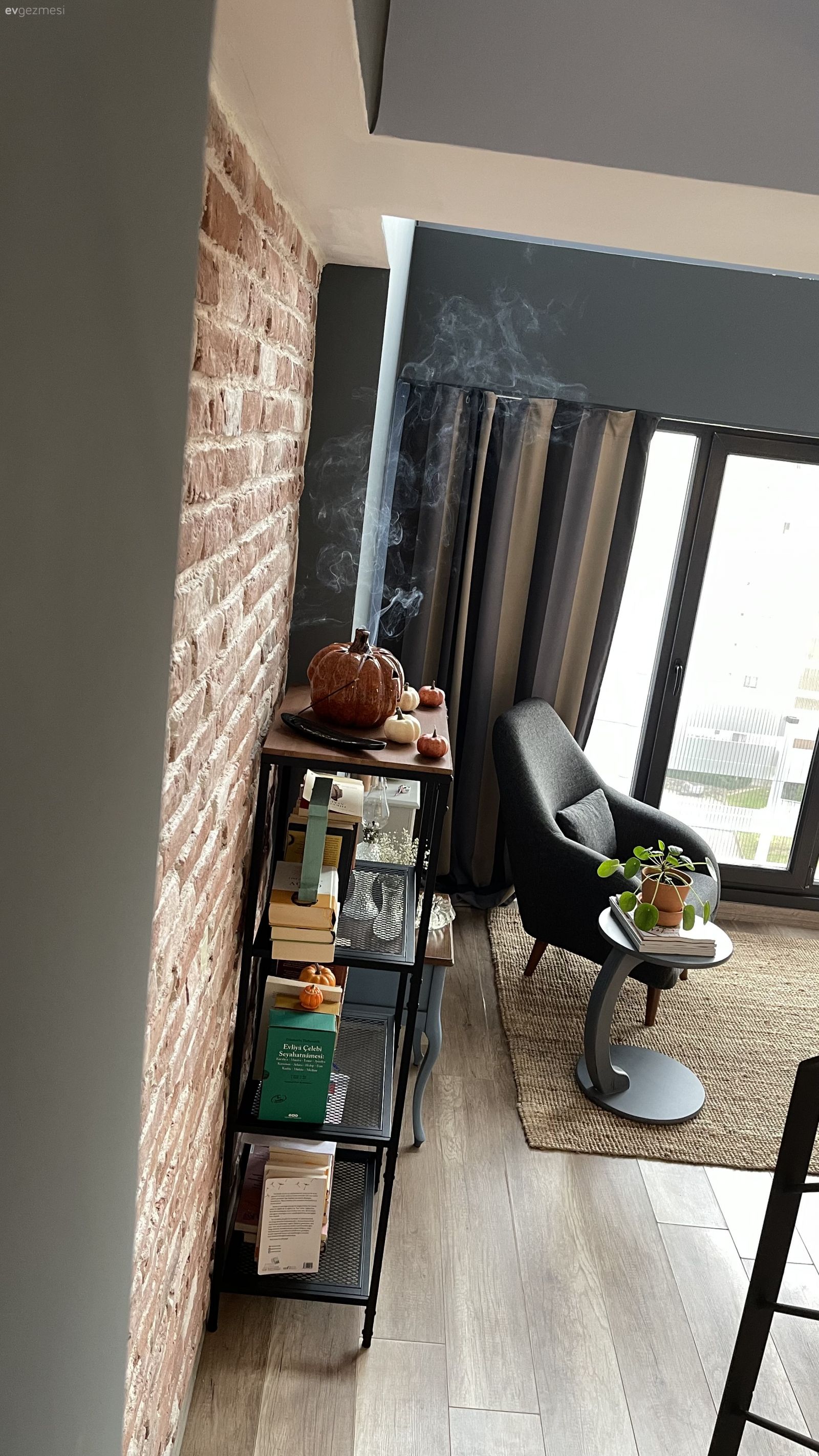 Dubleks evler, Taş duvar, Duvar dekorasyonu, Rustik, Gri duvar, Gri, Merdiven, Kitaplık, Berjer