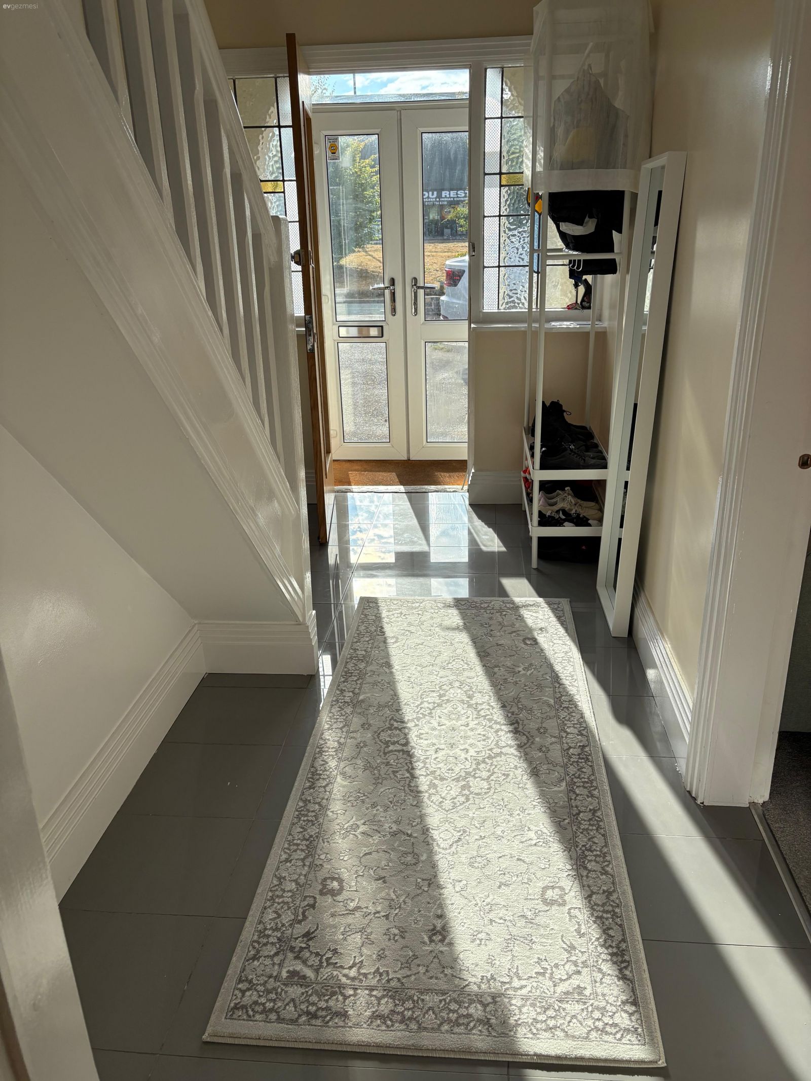 İki Katlı Bu Dubleks Evin Tuğlalı Dış Cephesi İlham Verici