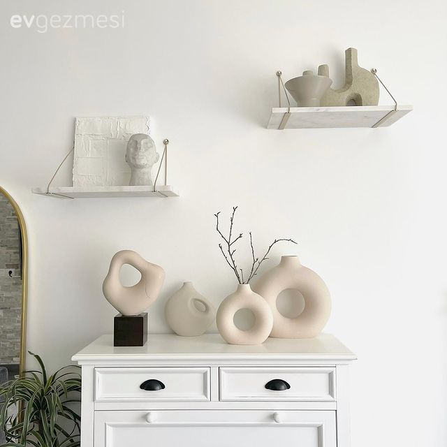 Dresuar, Beyaz, Duvar rafı, Duvar dekorasyonu, Vazo, Ev Aksesuar, Ev bitkisi, Fon perde, Perde