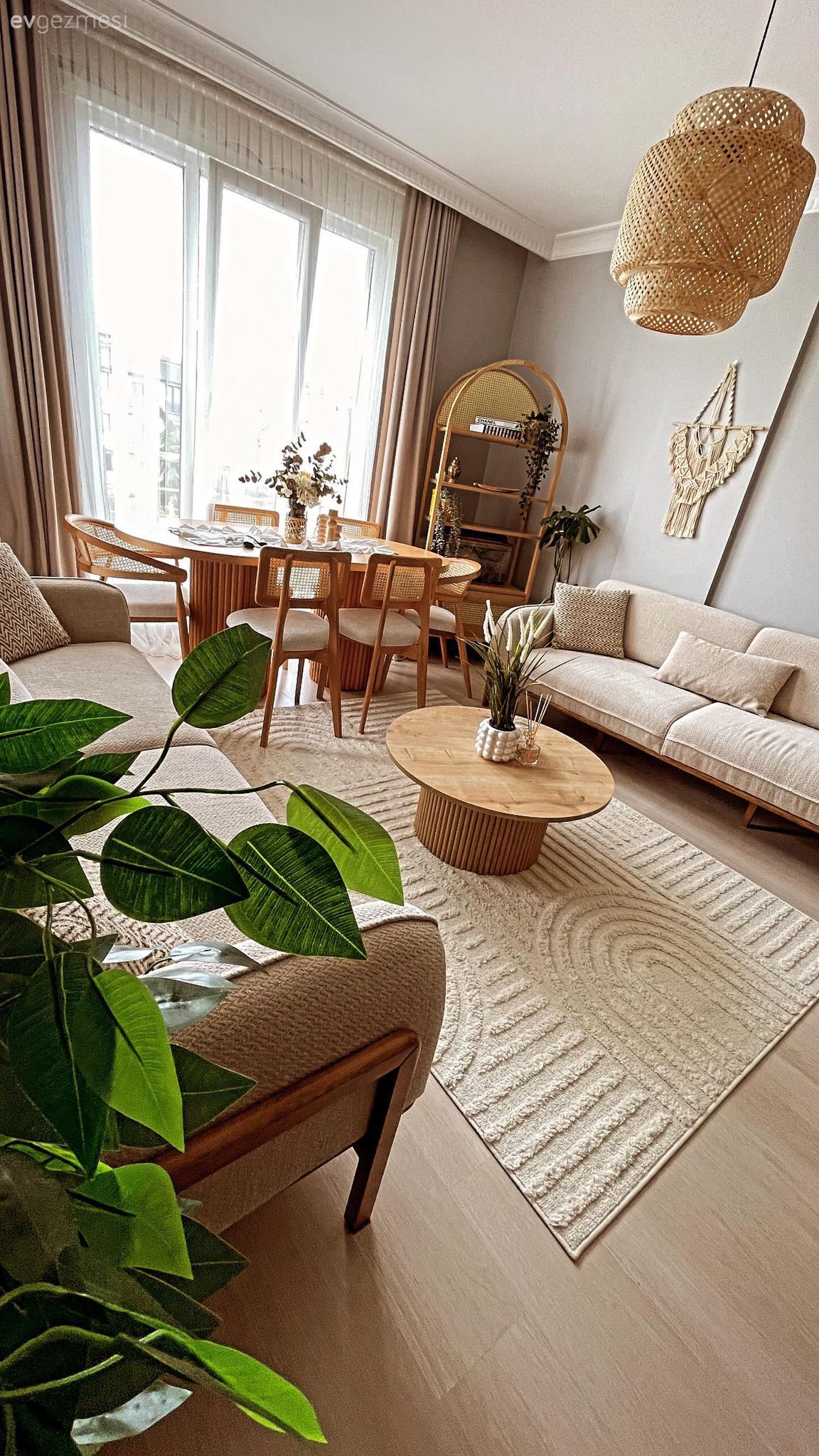 Salon, İskandinav, Bej, Krem, Ahşap Mobilya, Koltuk takımı, Sandalye, Yemek masası, Fon perde, Perde, Halı, Salon halısı, Orta sehpa, Sehpa, Dekoratif Objeler, Hasır dolap, Kırlent, Ev tekstili, Hasır avize
