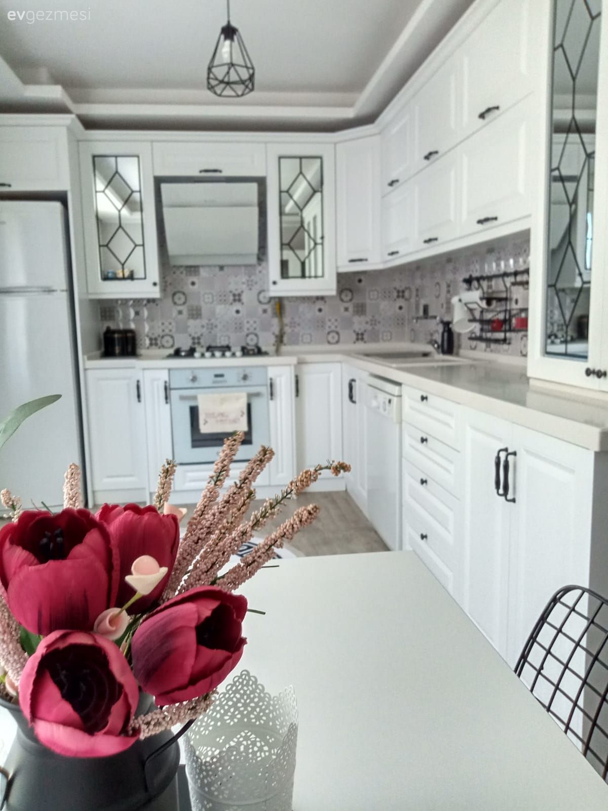 Mutfak, Beyaz mutfak, Beyaz, Siyah, Shaker kapaklı dolaplar, Mutfak tezgahı, Mutfak tezgah arası, Tezgah arası seramik, Mutfak Avize Modelleri, Mutfak halısı, Ankastre, Davlumbaz, Mutfak aksesuarları