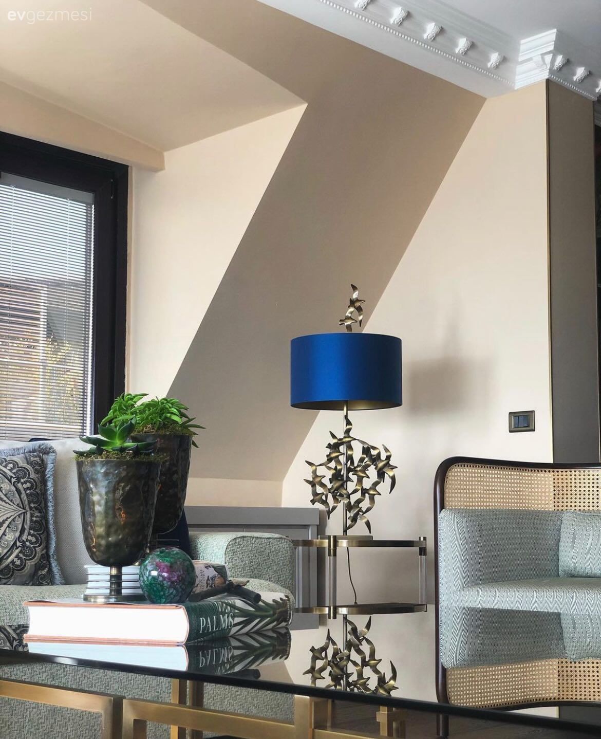 Salon, Bej, Gri, Beyaz, Parlament mavisi, Berjer, Orta sehpa, Sehpa, Sehpa üstü aksesuarı, Ev Aksesuar, Krem duvar, Dekoratif Objeler