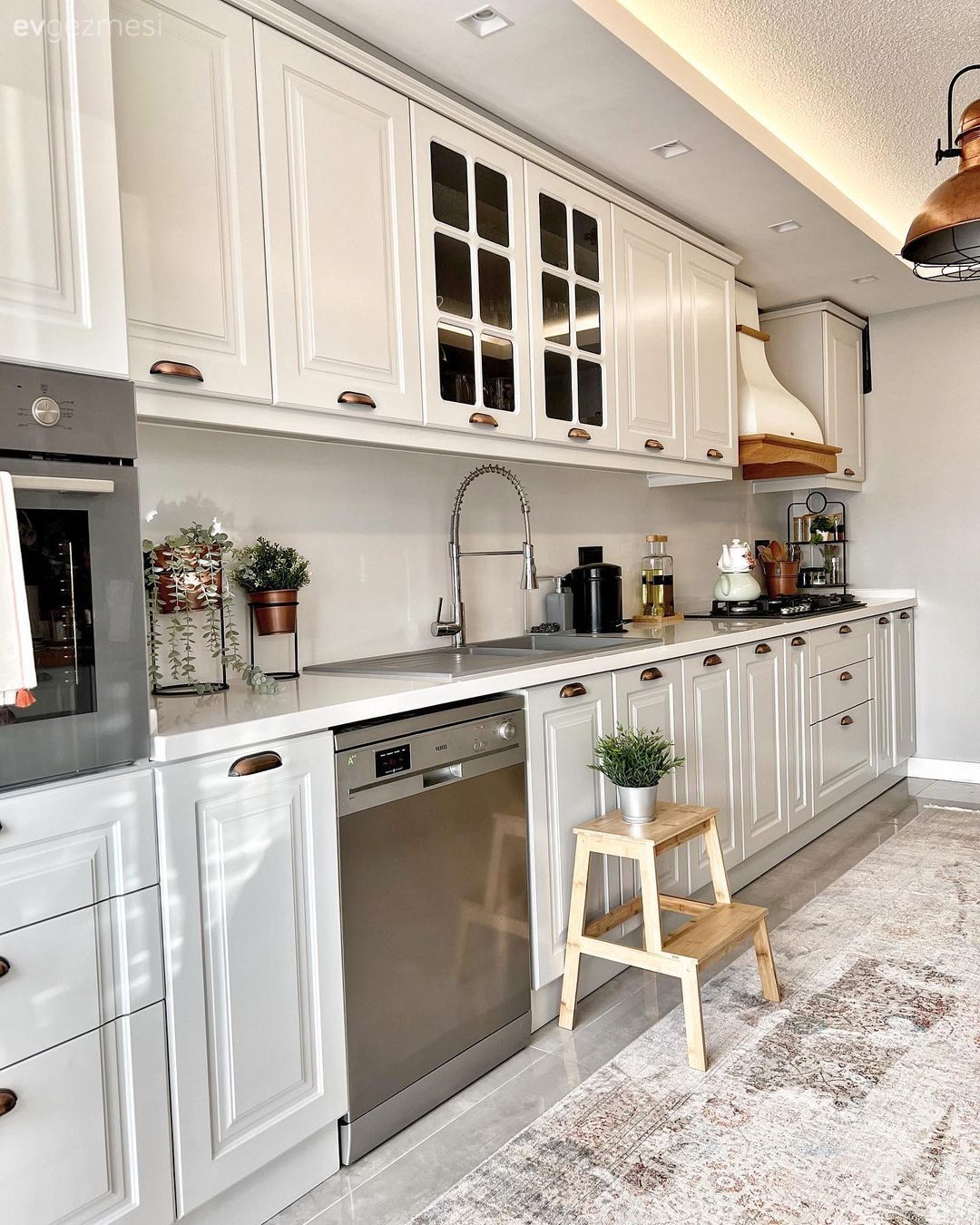 Mutfak, Beyaz, Bej, Country mutfak, Shaker kapaklı dolaplar, Mutfak tezgahı, Mutfak tezgah arası, Tezgah arası seramik, Davlumbaz, Spot aydınlatma, Aydınlatma, Mutfak halısı, Çiçeklik