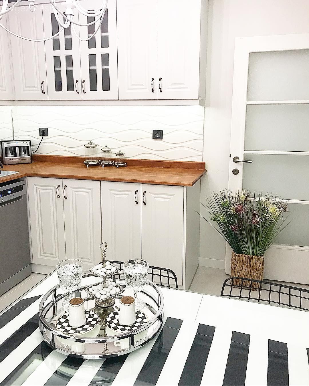Mutfak, Beyaz mutfak, Mutfak tezgahı, Mutfak tezgah arası, Shaker kapaklı dolaplar, Porselen kulp, Mobilya kulp ve ayakları, Siyah- Beyaz, Metal sandalye, Sandalye, Tezgah arası seramik, Çizgili desen, Desenler, Yapay çiçekler