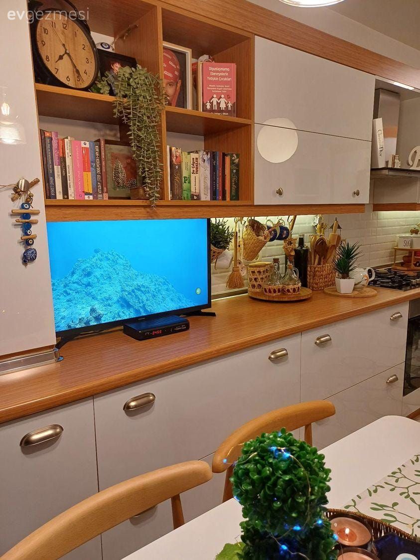 Kahve köşesi, Beyaz ve ahşap mutfak, Mutfak, Mutfak aksesuarları, Sandalye, Mutfak masası