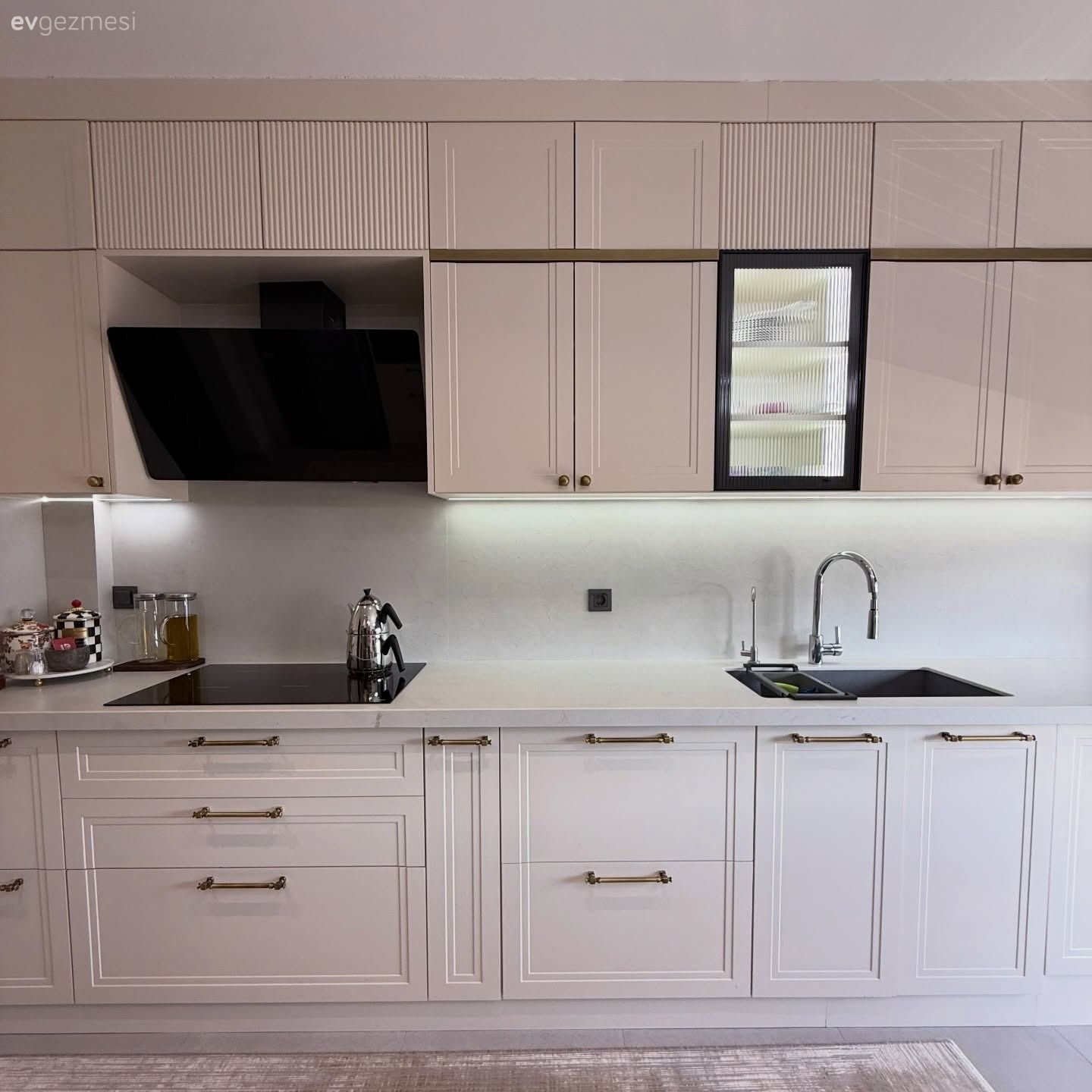 Mutfak, Modern mutfak, Beyaz, Siyah, Mutfak tezgahı, Mutfak tezgah arası, Shaker kapaklı dolaplar, Lambri, Ankastre, Cam kapaklı dolap, Mutfak aksesuarları, Davlumbaz, Elektrikli Ocak, Cam Ankastre, Eviye , Mutfak bataryası