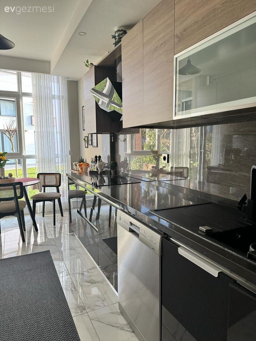 Mutfak, Modern, Siyah, Ahşap mutfak, Mutfak tezgahı, Mutfak tezgah arası, Kulpsuz mutfak dolabı, Sandalye, Mutfak masası, Davlumbaz, Tül perde, Perde, Mutfak halısı