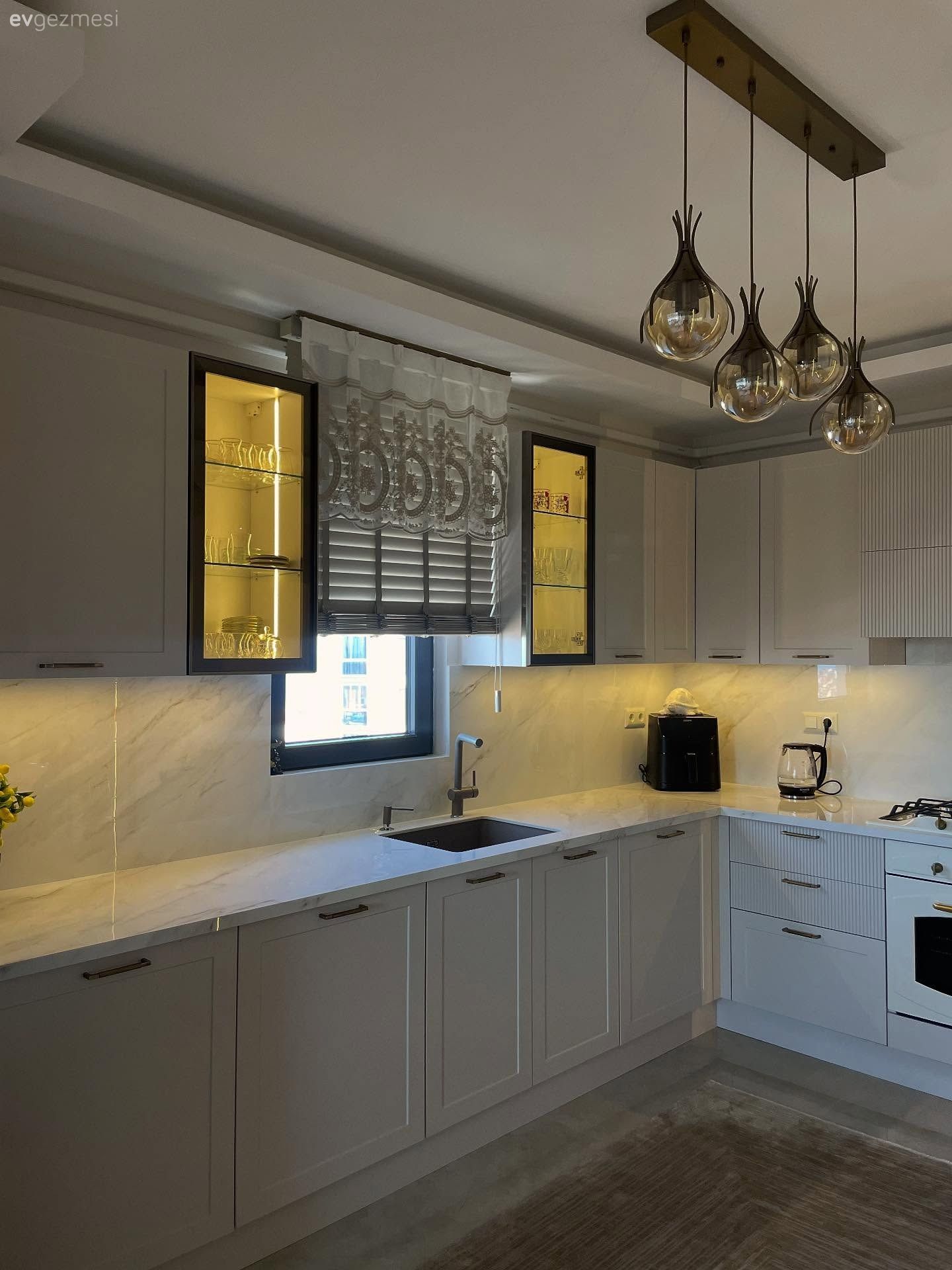 Mutfak, Beyaz, Bej, Country, Country mutfak, Mutfak tezgahı, Porselen tezgah, Mutfak tezgah arası, Mutfak perdesi, Jaluzi, Mutfak Avize Modelleri, Mutfak halısı, Mutfak aksesuarları, Eviye , Cam kapaklı dolap, Pencere önü eviye, Lambri