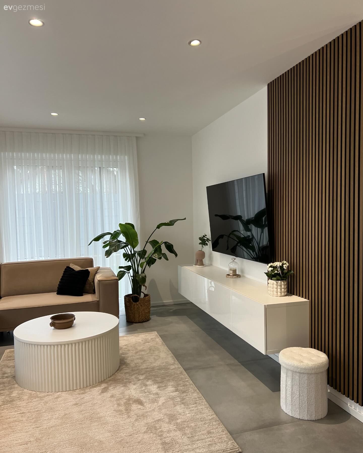 Salon, İskandinav, Beyaz, Krem, Bej, Tv ünitesi, Tv ünitesi aksesuarları, Ev Aksesuar, Köşe koltuk, Koltuk takımı, Orta sehpa, Sehpa, Halı, Salon halısı, Tül perde, Perde, Duvar çıtalama, Zemin seramikleri, Spot aydınlatma, Aydınlatma, Saksı, Puf, Ev bitkisi, Kırlent, Ev tekstili