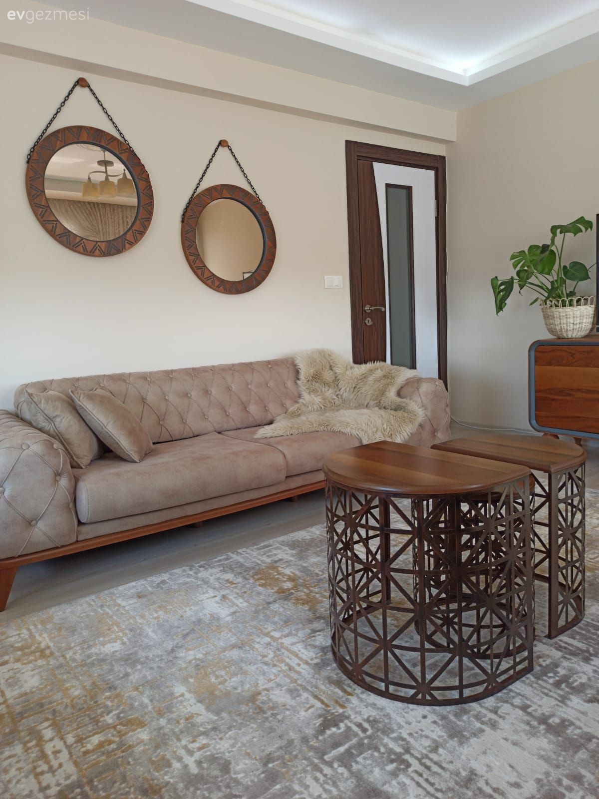 Salon, Bohem Dekorasyon, Koltuk takımı, Vizon, Ayna, Ev bitkisi, Halı, Orta sehpa, Sehpa, Metal ayaklı sehpa