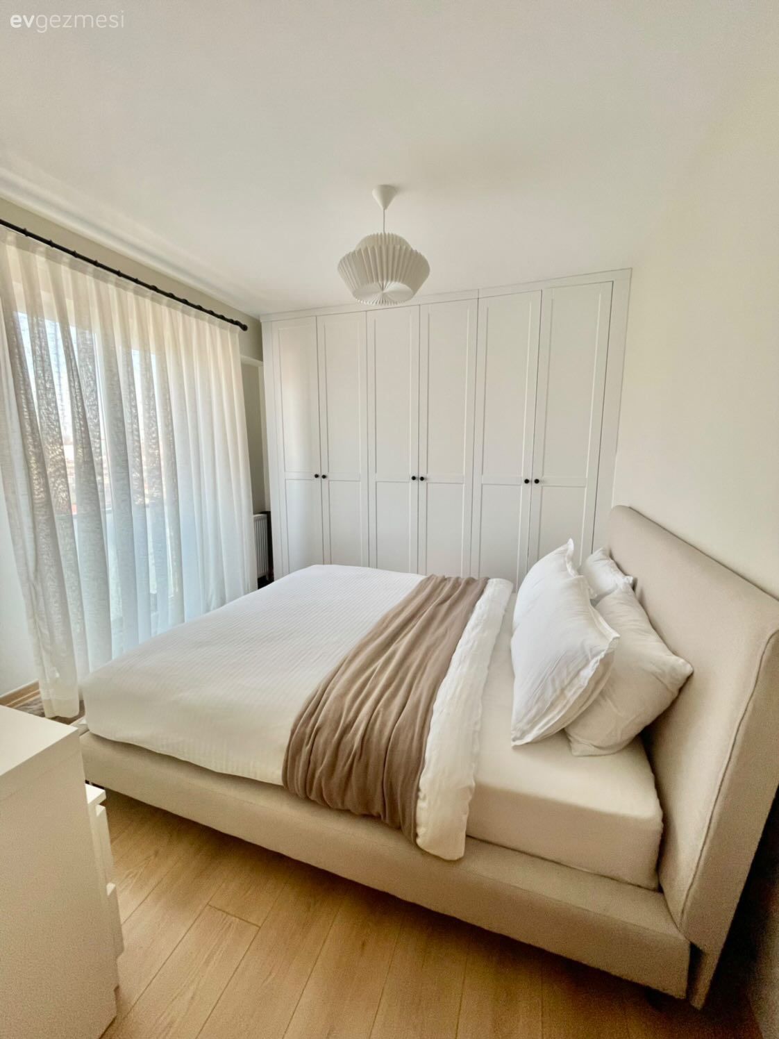 Yatak Odası, Beyaz, Krem, Bej, İskandinav, Gardrop, Yatak başlığı, Tül perde, Perde, Yatak örtüsü