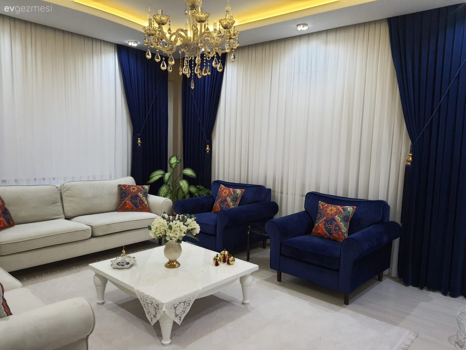 Salon, Beyaz, Parlament mavisi, Koltuk takımı, Beyaz koltuk, Ayna, Yuvarlak ayna, Dekoratif ayna, Avize, Aydınlatma, Modern klasik, Led aydınlatma, Spot aydınlatma, Fon perde, Perde, Sade tül, Orta sehpa, Sehpa, Halı, Salon halısı