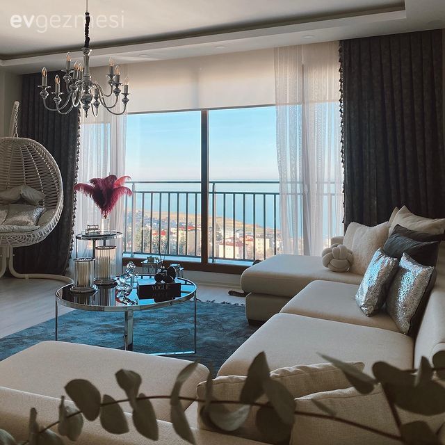 Salon, Beyaz, Siyah, Köşe koltuk, Koltuk takımı, Modern klasik, Kırlent, Ev tekstili, Orta sehpa, Sehpa, Avize, Aydınlatma, Halı, Salon halısı, Salıncak, Vazo, Ev Aksesuar, Çiçekler