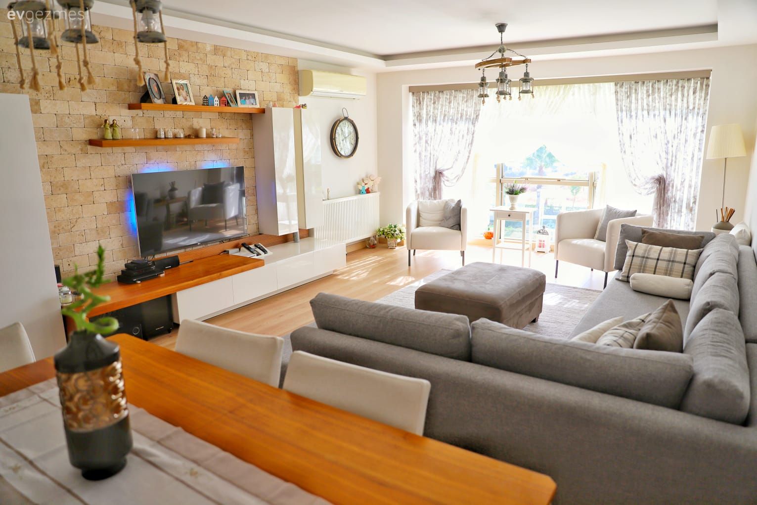 Salon, Modern rustik, Gri, Sarı, Köşe koltuk, Koltuk takımı, Taş duvar, Duvar dekorasyonu, Beyaz, Tv ünitesi, Tv ünitesi aksesuarları, Ev Aksesuar, Berjer, Halı, Salon halısı, Orta sehpa, Sehpa, Puf, Fon perde, Perde, Tül perde, Duvar saati, Yemek masası, Ahşap Mobilya