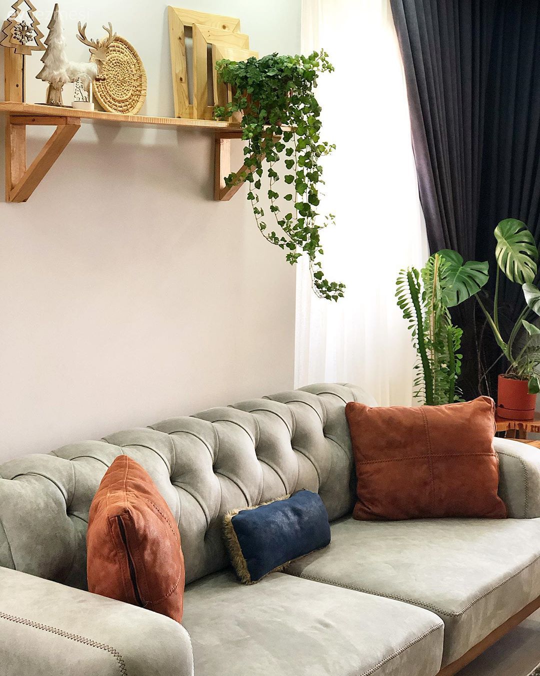 Salon, Gri, Antrasit  , Turuncu, Perde, Tül perde, Parke, Kapitoneli koltuk, Ahşap Mobilya, Yan sehpa, Sehpa, Ev bitkisi, Kırlent, Beyaz, Modern rustik, Duvar rafı, Duvar dekorasyonu, Orta sehpa, Fon perde, Halı, Salon halısı, Avize, Aydınlatma, Salon avizesi