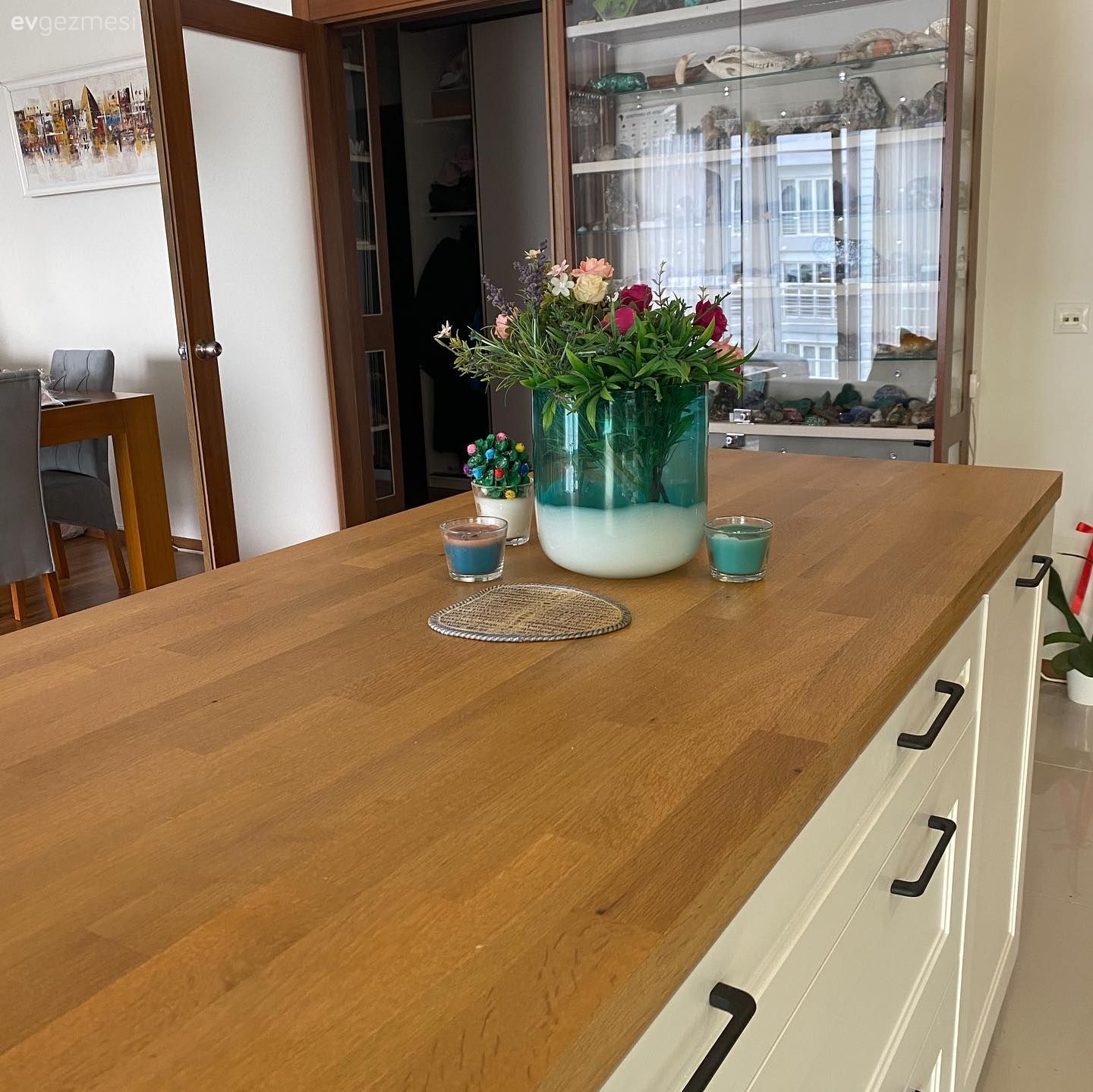 Beyaz, Beyaz ve ahşap mutfak, Mutfak, Ahşap mutfak tezgahı, Mutfak tezgahı, Shaker kapaklı dolaplar