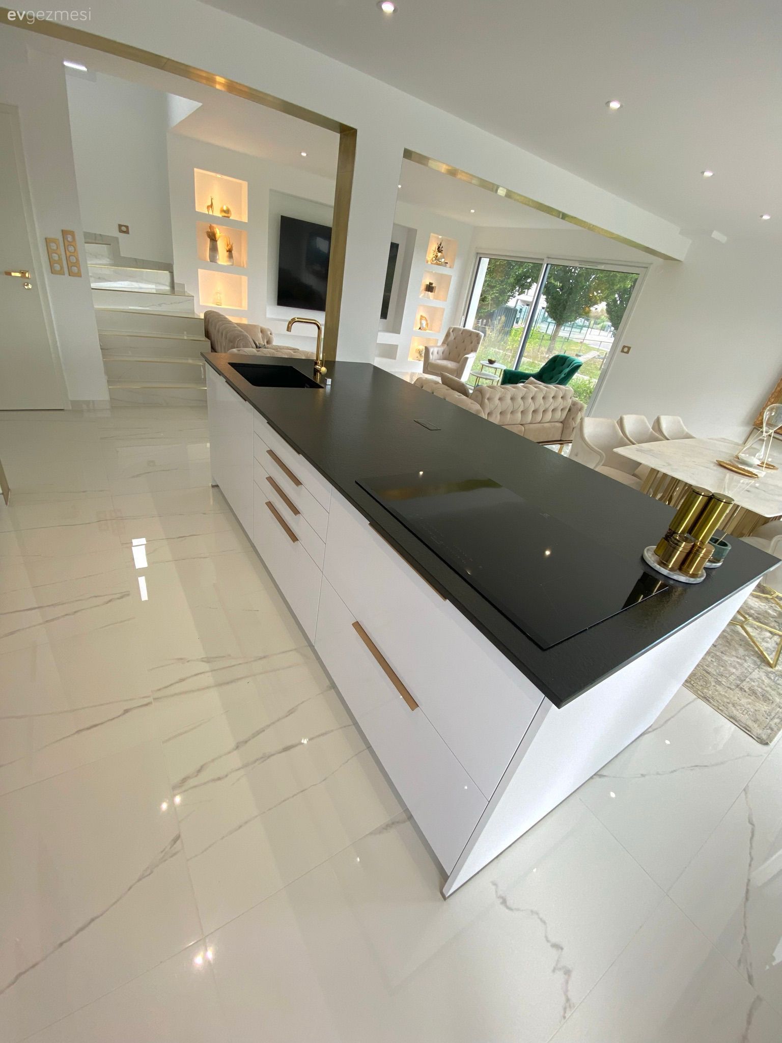 Mutfak, Beyaz, Siyah, Modern mutfak, Mutfak tezgahı, Siyah tezgah, Ankastre, Zemin seramikleri, Spot aydınlatma, Aydınlatma, Altın