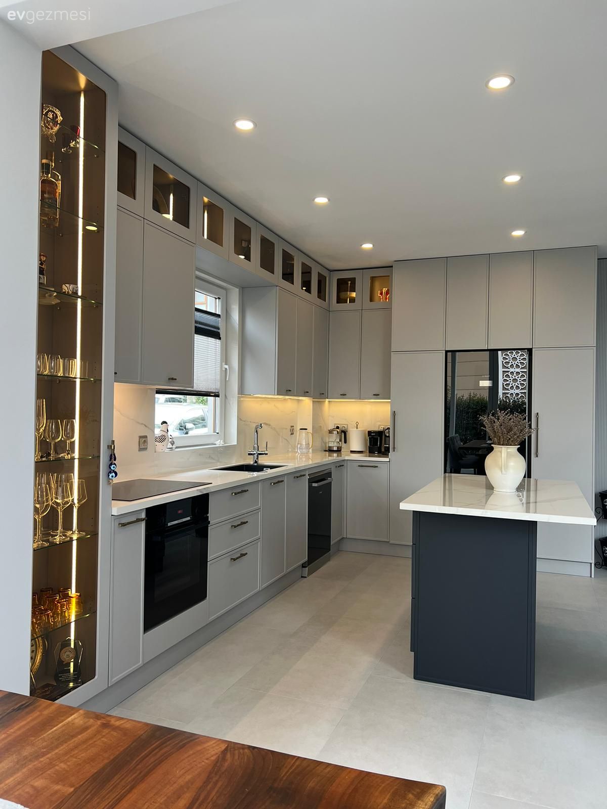 Bu Mutfakta Bronz Cam Kapaklar Modern Tarzın Nostaljik Yorumu!