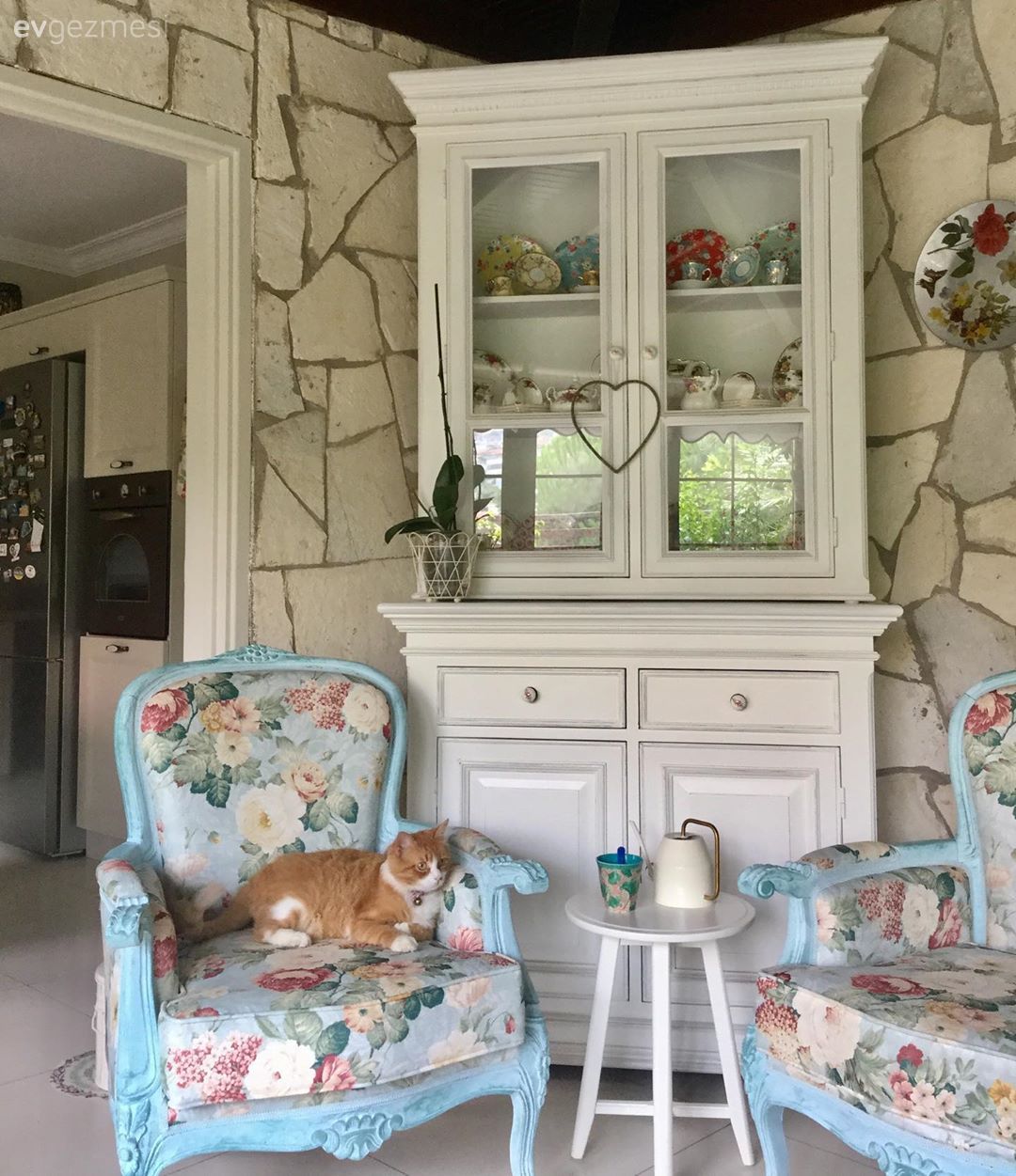 Kış bahçesi, Berjer, Dolap, Beyaz, Mavi, Çiçekli desen, Desenler, Shaker kapaklı dolaplar, Mutfak, Taş duvar, Duvar dekorasyonu, Yuvarlak sehpa, Sehpa