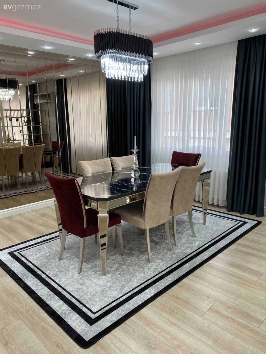 Bu İstanbul Evinde Metalin Farklı Suretleri Bordoyla Karıştırılmış