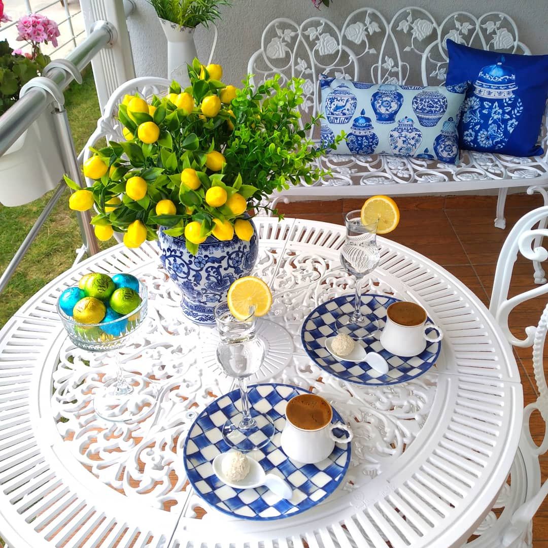 Alaçatı Havasını Şehrin Göbeğine Taşıyan Bir Balkon