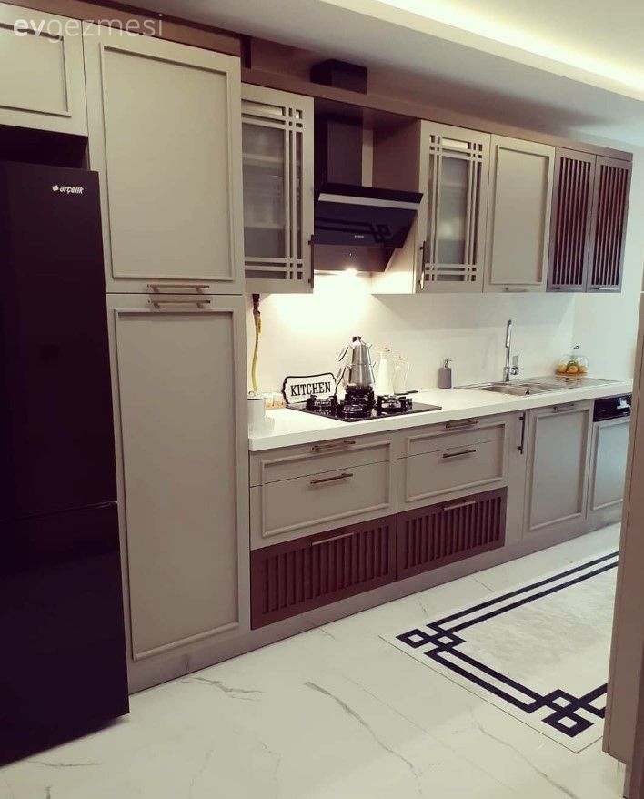 Mutfak, Art deko, Krem, Beyaz, Siyah, Mutfak perdesi, Mutfak masası, Sandalye, Mutfak tezgahı, Mutfak tezgah arası, Mutfak halısı, Mutfak zemin seramikleri, Led aydınlatma, Aydınlatma, Koridor tipi mutfak, Davlumbaz, Geometrik desen, Desenler