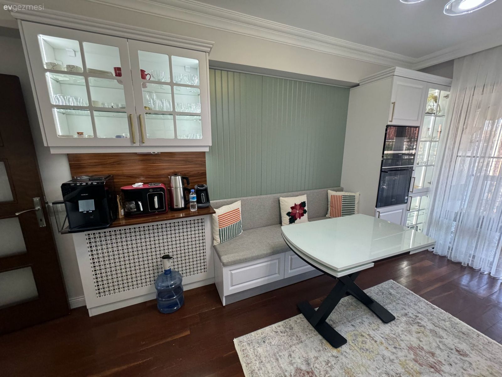 Sedirli Köşesiyle Dikkat Çeken Bu Mutfak Bir Hayli Keyifli