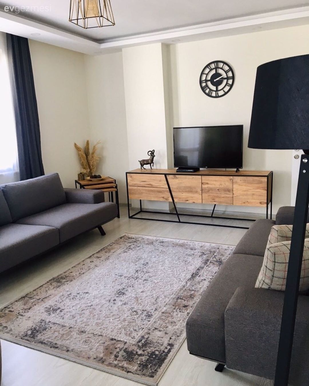 Salon, Modern, Antrasit  , Siyah, Beyaz, Ahşap Mobilya, Koltuk takımı, Tv ünitesi, Tv ünitesi aksesuarları, Ev Aksesuar, Salon avizesi, Halı, Salon halısı, Fon perde, Perde, Tül perde, Duvar saati, Duvar dekorasyonu, Yan sehpa, Sehpa, Lambader, Aydınlatma