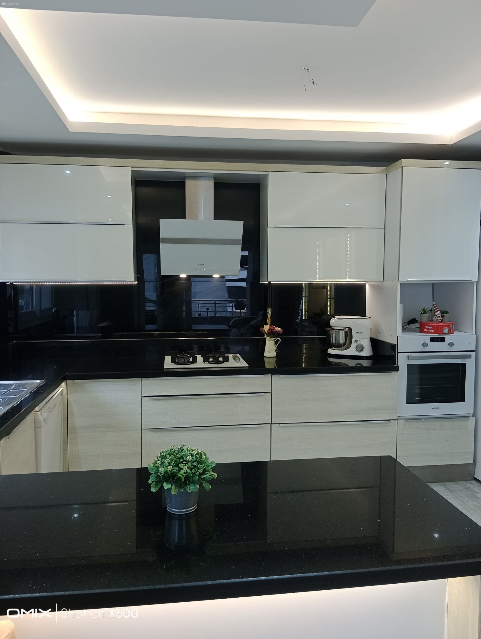 Modern mutfak, Mutfak, Beyaz, Siyah, Siyah tezgah, Mutfak tezgahı, Mutfak tezgah arası, Mutfak aksesuarları, Ankastre, Dekoratif Objeler, Led aydınlatma, Aydınlatma, Davlumbaz